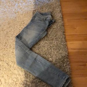 Women’s light wash jeans